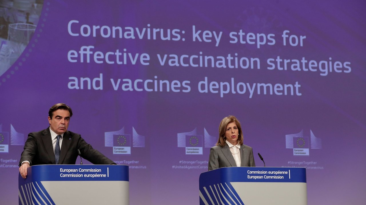Andrej Babiš zakrývá zpoždění v očkovací strategii kopnutím do Bruselu